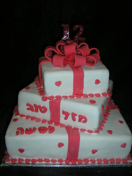 עוגת בת מצווה 3 קומות מתנה אדומה
